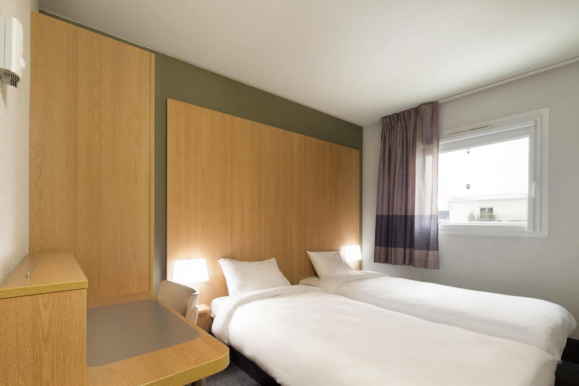 ホテル B＆B オテル ル ピュイ アン ヴレ Vals-pres-le-Puy エクステリア 写真